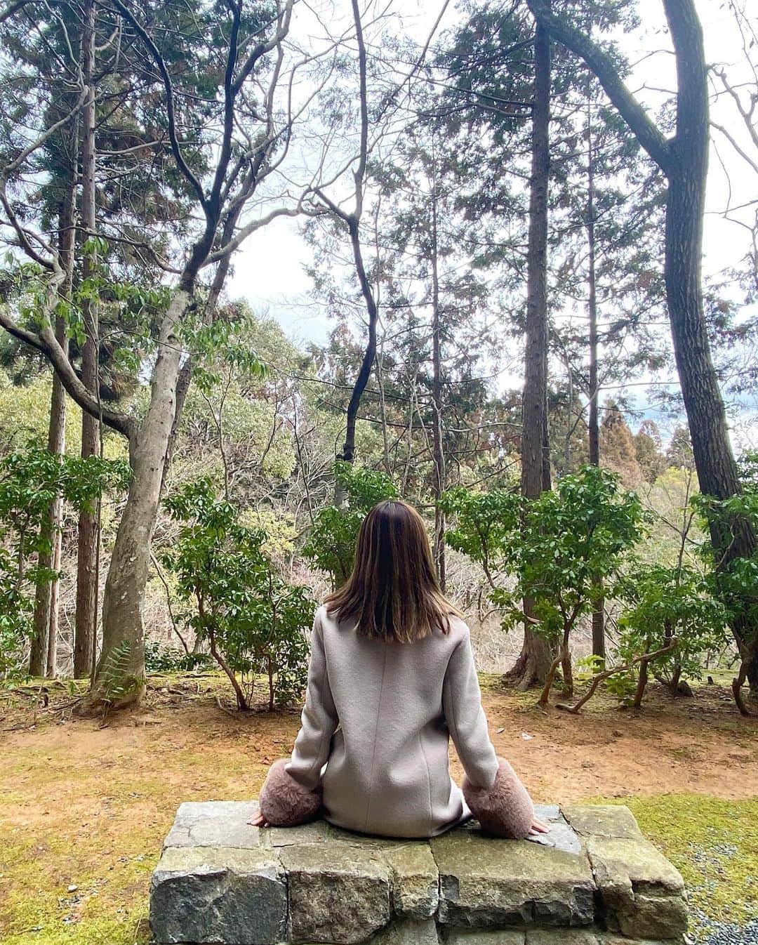 長谷川朋美さんのインスタグラム写真 - (長谷川朋美Instagram)「@aman_kyoto の世界観がツボ過ぎる🥺  お部屋やレストランだけだったら ラグジュアリーホテルだよね、って感じで もちろん素敵だけど、まぁ普通で、  個人的には敷地内を散策した 世界観が自然×京都×禅って感じで 素晴らしいと思いました✨  マインドフルネスな時間。 内側から感謝と愛が溢れる感覚…。  ちなみに敷地内を隅々まで見るなら 一周1時間かかるらしー。  （私はトレッキングコース 以外は全て回りました♫）  この感覚、写真や動画で伝わるといいなー🥺  良かったら一昨日あげた リールを音付きで見てください✨  #kyoto #aman #アマン京都 #japan #zen #和 #京都 #mindfulness」2月11日 0時07分 - hasegawa.elena.tomomi