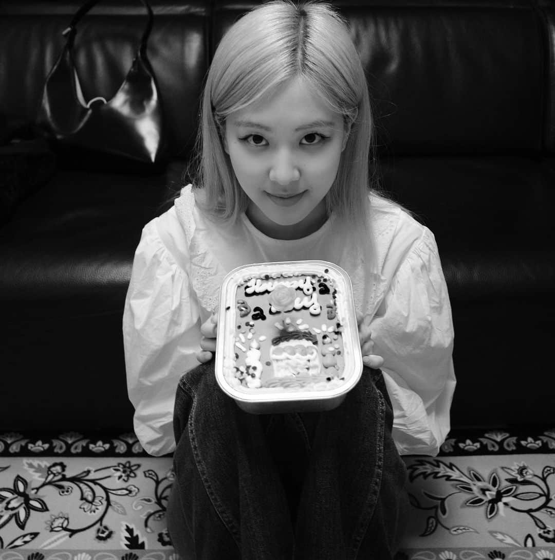 ロゼさんのインスタグラム写真 - (ロゼInstagram)「Officially 25!!!!!!!  Vlive in 30 minutes ;)」2月11日 0時07分 - roses_are_rosie