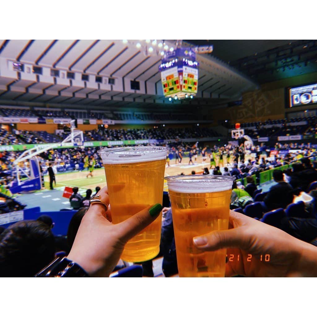 林唯衣さんのインスタグラム写真 - (林唯衣Instagram)「心臓がああああああ、試合終わってから地下鉄乗るまでの間の感想が「疲れた〜〜〜😂」だった。大激戦大激闘。コロナ禍の試合観戦なのはわかっていたけど、声がついでちゃう！痺れたーーーとにかく良い試合だった！！何より久しぶりにきたえーるに行けてよかった、ビールが美味い、幸せ。宇都宮でミラクルな再会＋合流をした1年後にこんなミラクルが起こるなんて、あいりありがとう〜〜〜一生感謝する！　#レバンガ北海道　#宇都宮ブレックス」2月11日 0時17分 - yui__hayashi