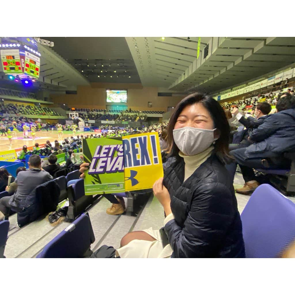 林唯衣さんのインスタグラム写真 - (林唯衣Instagram)「心臓がああああああ、試合終わってから地下鉄乗るまでの間の感想が「疲れた〜〜〜😂」だった。大激戦大激闘。コロナ禍の試合観戦なのはわかっていたけど、声がついでちゃう！痺れたーーーとにかく良い試合だった！！何より久しぶりにきたえーるに行けてよかった、ビールが美味い、幸せ。宇都宮でミラクルな再会＋合流をした1年後にこんなミラクルが起こるなんて、あいりありがとう〜〜〜一生感謝する！　#レバンガ北海道　#宇都宮ブレックス」2月11日 0時17分 - yui__hayashi