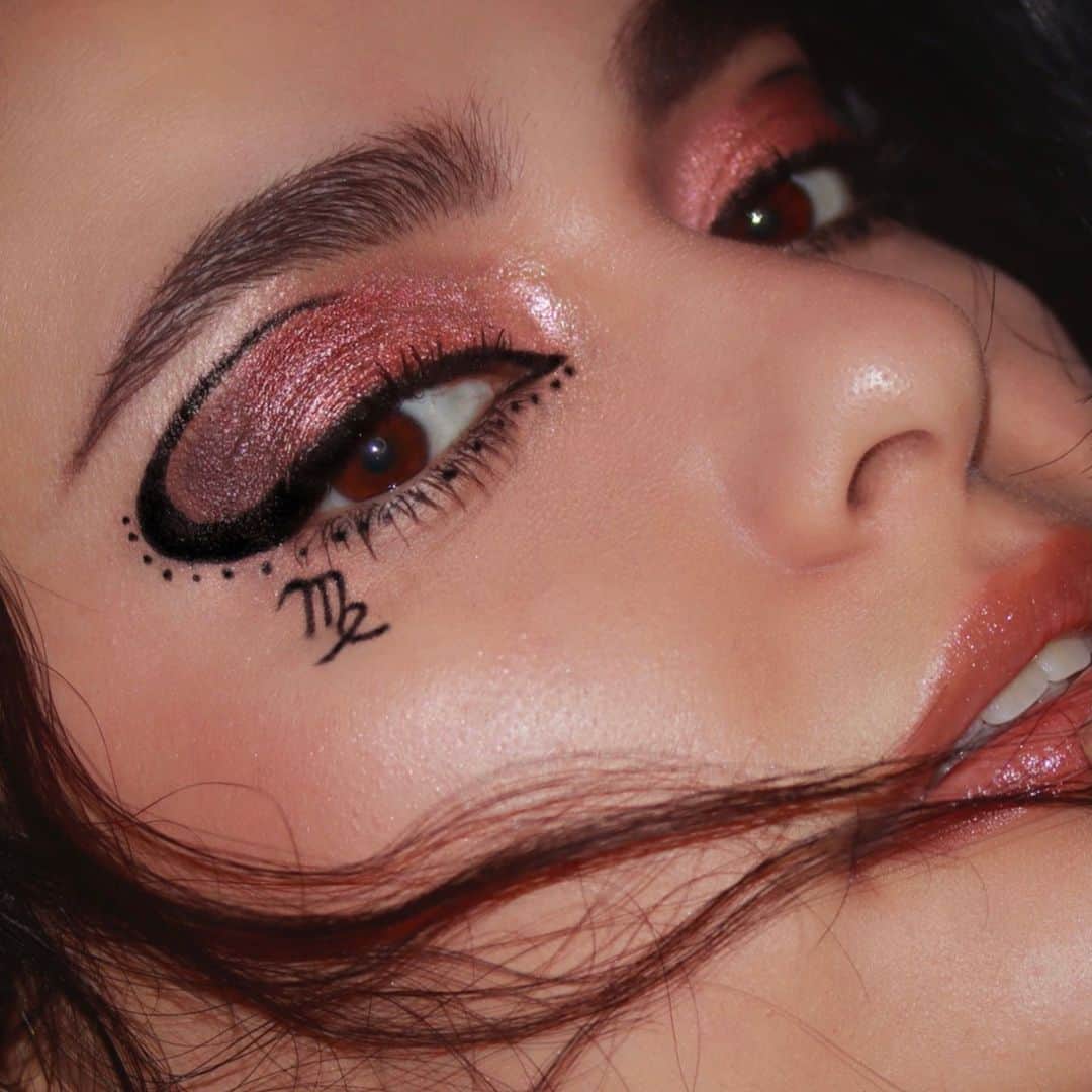 Smashboxのインスタグラム：「@eileenamirian flawlessly does it again... this time with our vday 'Earth Kit' ♥️  'Earth Kit' includes full sizes of: 🌎 Cover Shot Palette in Golden Hour, Petal Metal or Minimalist 🌎 Super Fan Mascara  🌎 24 Hour Shadow Primer」