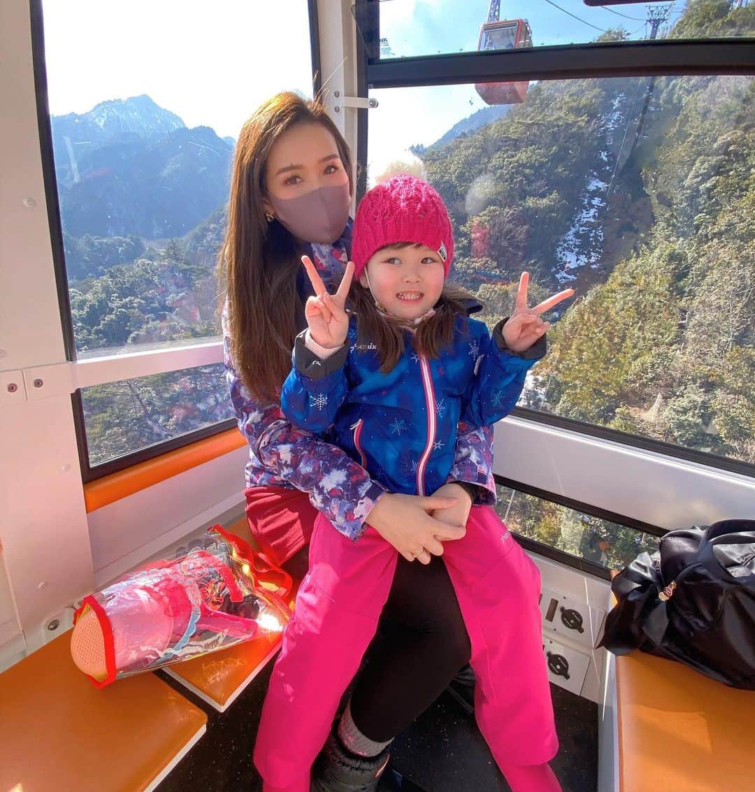 Hisayo Rinのインスタグラム：「. You r my sunshine☀️✌️ . でも子育ては、まいにち体力勝負！ カラダが二つ欲しいくらい😇（笑） . この日は雪遊びをさせたくて家族で御在所へ❄️⛷ ロープウェイ🚡から見える景色にも癒された😌⛰✨」