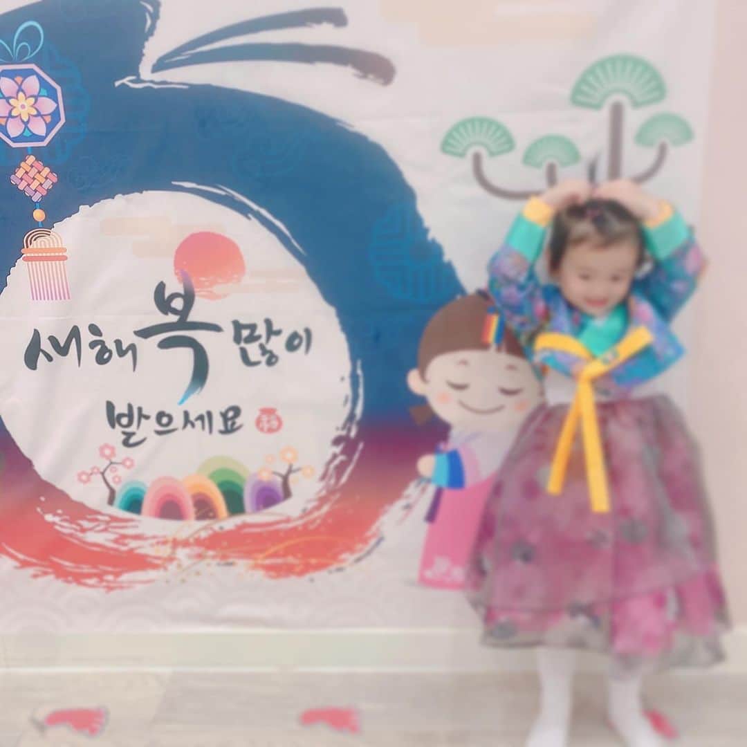 シン・ジスのインスタグラム：「애기 어린이집 처음 보낼때면 걱정되고 불안해서  눈물 또르르 하며 대기한다고들 하던데 정작 난 너무 아무렇지않았고 그래 난 할 만큼 했다 이 심정으로 이미 보내고있던 사람처럼 할 일 차분히 하던 나였는데 한복을 입혀 등원하는 뒷모습을 보니 꼭 시집보내는 것마냥 갑자기 멀리 떨어지게 된것만 같았던 이상한 앞뒤없는 감정, 안돼 아직 시집은 아니야 근데 난 뷔같은 청년이 좋더라 나이차이가 좀 많이 나겠구나 흠 또 다른 청년이 생기겠지」