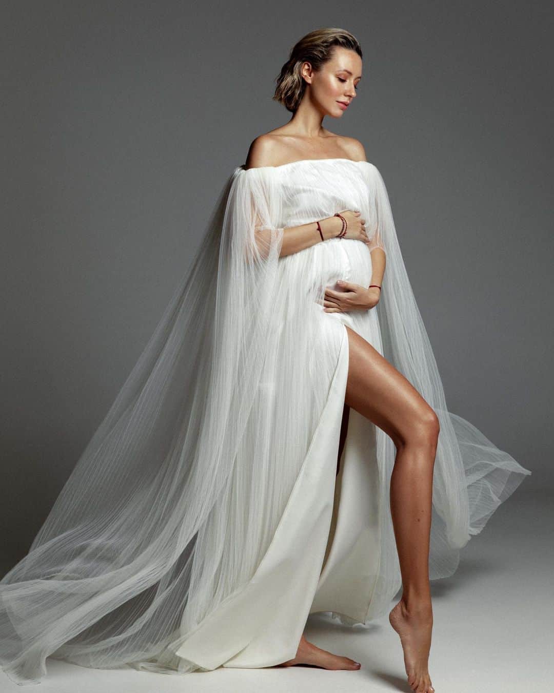 Nataly Osmannのインスタグラム：「Yesterday I talked with a friend, she asked me what has changed in my life after giving birth.. And I started to think about it. The answer «everything» would be wrong because both Murad and I met Solomon in a resourceful state and his birth only gave us an even greater push for personal development, filled us. Answer that the schedule and rhythm.. But for the last 10 years we have been in the rhythm of filming, projects, sleepless nights and work 24/7. So, we are people used to it.. By the way, @followmeto has always been like the same child for us that we raised. Answer that the personal space.. But, as well as before pregnancy, I always had time for my practices and fulfillment, and after that it became even more necessary. Well, meeting with friends, going to beauty salons, theaters, cultural and spiritual fulfillment – this is simply a must for every young mother! Вчера беседовала с подругой, она спросила меня, что изменилось в жизни после родов..И я задумалась.  Ответ «все» был бы неверным, потому что и я и Мурад встретили Соломона в ресурсном, накопленном состоянии и его рождение дало нам только ещё больший толчок для личностного развития, наполнило нас.  Ответить, что график и ритм.. Но мы последние лет 10 в ритме съёмок, проектов, бессонных ночей и работы 24/7. Так что мы люди привыкшие.. Кстати, @followmeto всегда был для нас как тот же самый ребёнок, которого мы растили, воспитывали и поднимали.  Ответить: личное пространство.. Но я, как и до беременности, четко выделяла время для своих практик и наполнения, так и после это стало еще более необходимо. Ну и встречи с друзьями, салон, театр, культурное и духовное наполнение – это просто должно присутствовать у каждой молодой мамы!  Ответить «физически» – за последний год я ещё ярче осознала уникальность женского тела, его прямую связь с космосом и гениальность человеческой природы. Как это возможно вообще, что внутри появляется, растёт, развивается другой человек, душа, а потом рождается и твой организм перенастраивается опять, начинает его кормить – чудо ведь. Ничего не бойтесь, разрушайте стереотипы, слушайте только себя и проживайте счастливо каждый день! Ph @krissnegireva  Muah @vfernandella」