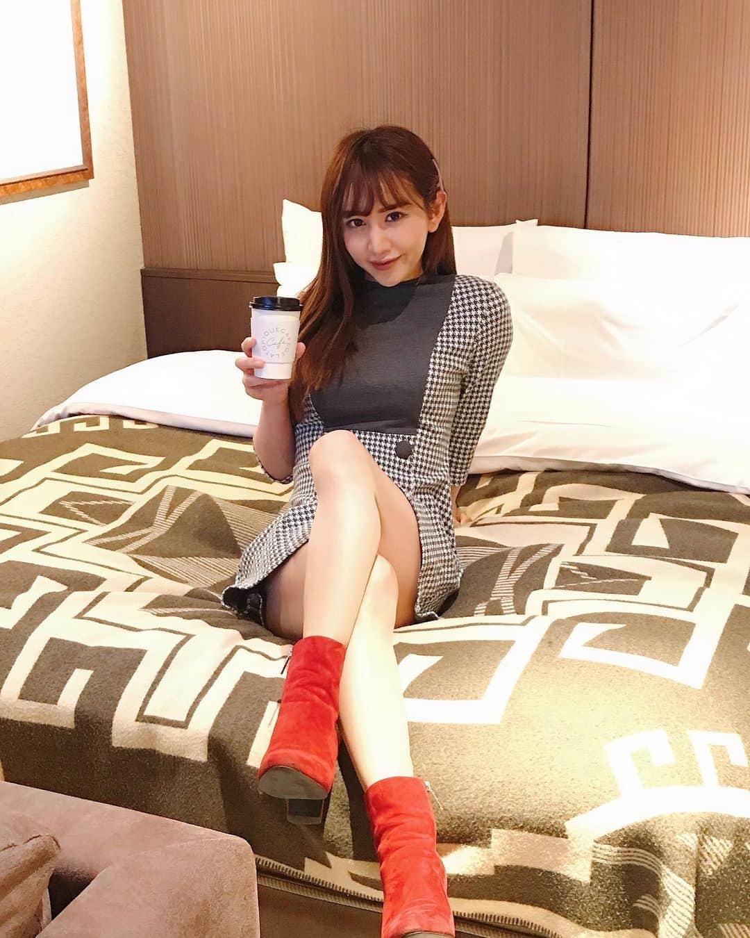 橘芹那さんのインスタグラム写真 - (橘芹那Instagram)「#恵比寿 #🏩 #🛌   ホテルで休憩しよ？🤭🥤✨  #ootd #ootdfashion  👗 : @starblinc_shop #starblinc  👢 : @poolside_official   #instagood #instahotel #instafashion #bedroom #lovehotel #hotelstay #shooting #model #lgbt #transwoman #me #japanese #sexy #tokyo #me #love」2月11日 0時23分 - serinyangram