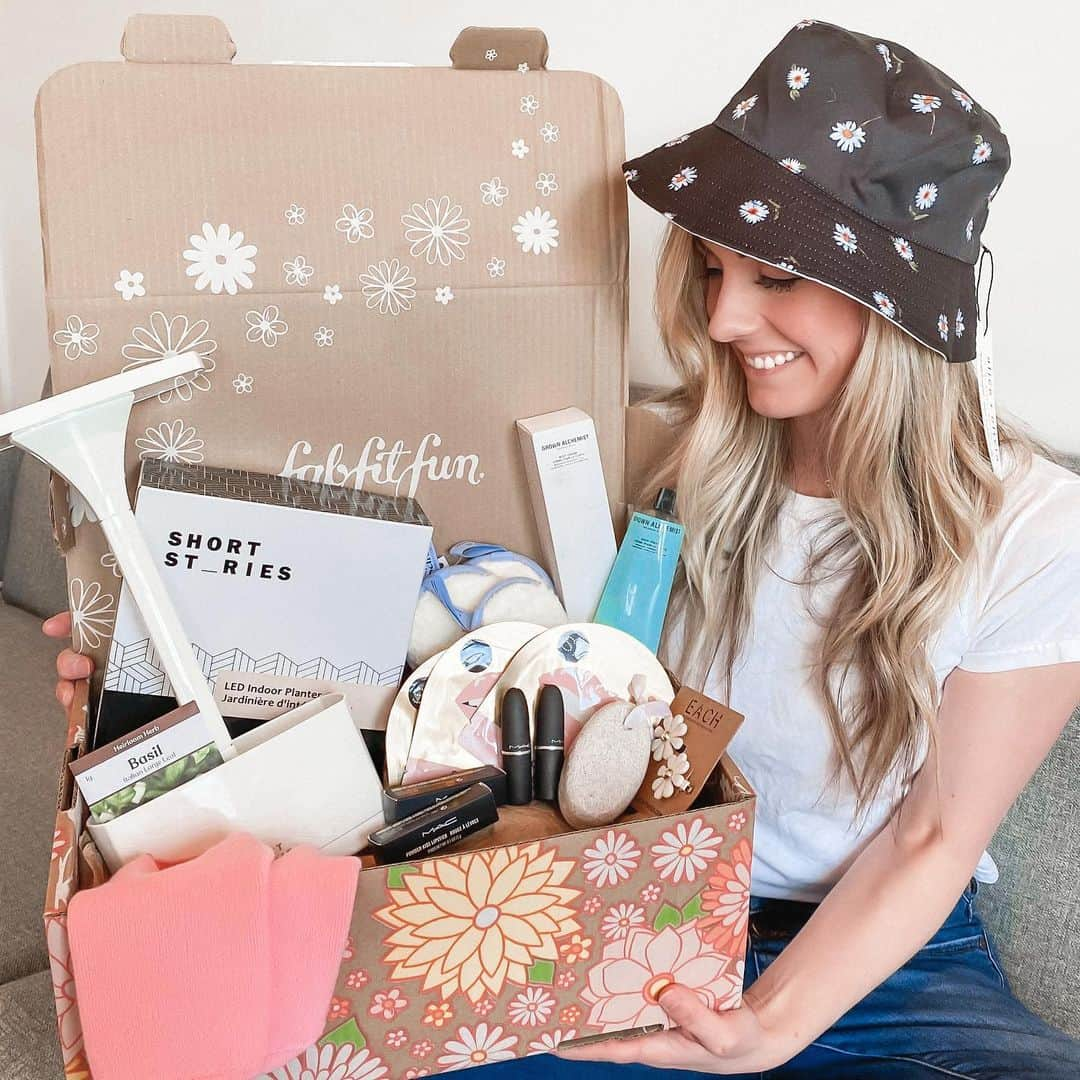 カーリー・ワデルさんのインスタグラム写真 - (カーリー・ワデルInstagram)「#fabfitfunpartner Just got my favorite seasonal box from #fabfitfun 🌸 My @fabfitfun spring box is filled with my customized items including everything from a LED planter, Mac lipstick, and these super cute flower hair clips! Use my code CARLY for 10 dollars off your first box at www.FabFitFun.com  Tag your bestie who would rock this Alice and Olivia bucket hat!」2月11日 0時25分 - carlywad