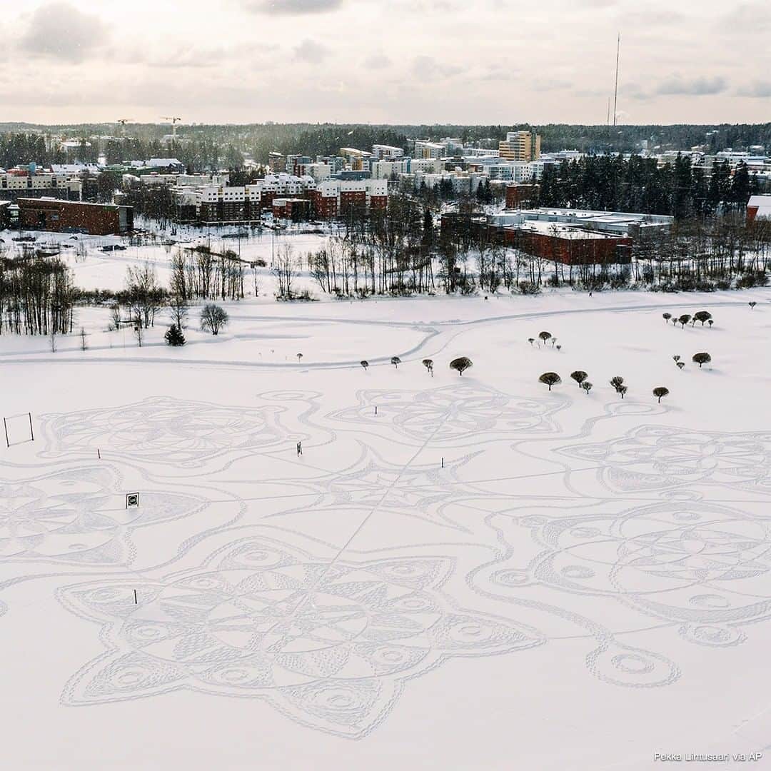 ABC Newsさんのインスタグラム写真 - (ABC NewsInstagram)「Thousands of footsteps make up these impressive geometric patterns in the snow in Finland. The artwork was made by volunteers in snowshoes, guided by a local resident and amateur artist Janne Pyykko. Despite the amount of effort put into the intricate designs, they will be lost to another snow fall or heavy winds. #art #creativity #finland #snow #winter #international」2月11日 0時25分 - abcnews