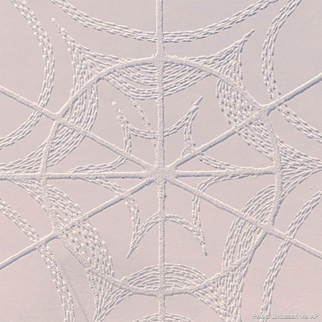 のインスタグラム：「Thousands of footsteps make up these impressive geometric patterns in the snow in Finland. The artwork was made by volunteers in snowshoes, guided by a local resident and amateur artist Janne Pyykko. Despite the amount of effort put into the intricate designs, they will be lost to another snow fall or heavy winds. #art #creativity #finland #snow #winter #international」