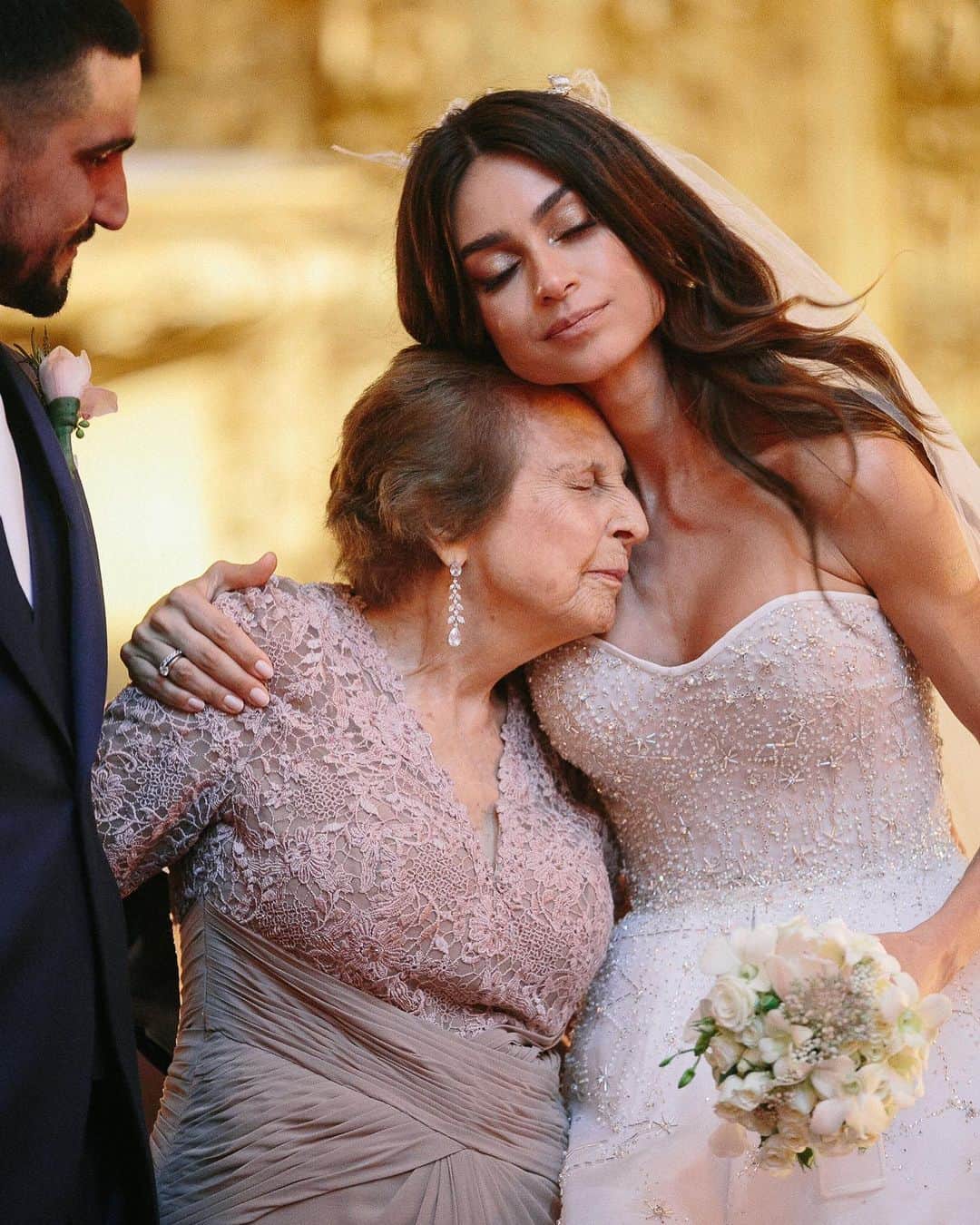 Thaila Ayalaのインスタグラム：「90 ANOS DESSA MARAVILHOSIDADE QUE É VOCÊ VÓ TECA!! Avó que eu ganhei da família Oliveira que eu Amo de paixão! Pensa num presentão 🥰 E que venha mais uns 30 de muitas festinhas e ceias maravilhosas do seu lado!!!!」