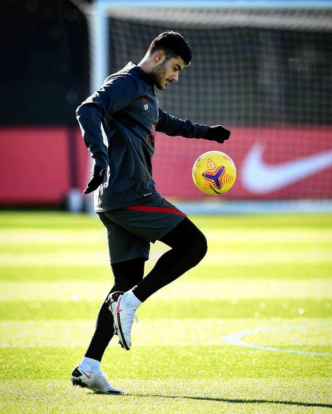 リヴァプールFCさんのインスタグラム写真 - (リヴァプールFCInstagram)「Getting ready for the weekend 💪💪 #LFC #LiverpoolFC #Liverpool」2月11日 0時28分 - liverpoolfc