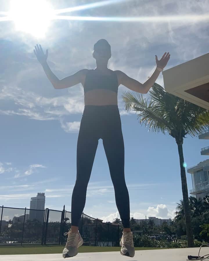 クレア・ホルトのインスタグラム：「I’ve been dealing with some anxiety and sadness lately. I’m sure it’s a combo of postpartum hormones and this pandemic. I feel pretty lonely and uncertain. I find myself wondering if I’m doing a good enough job as a wife and mother. I miss my family and I miss hugging my friends. I miss the way things used to be before COVID. Today I decided to get outside, blast loud music and work out really hard for 30 mins. It helped 😊. What tools do you guys use to take care of your mental health?」