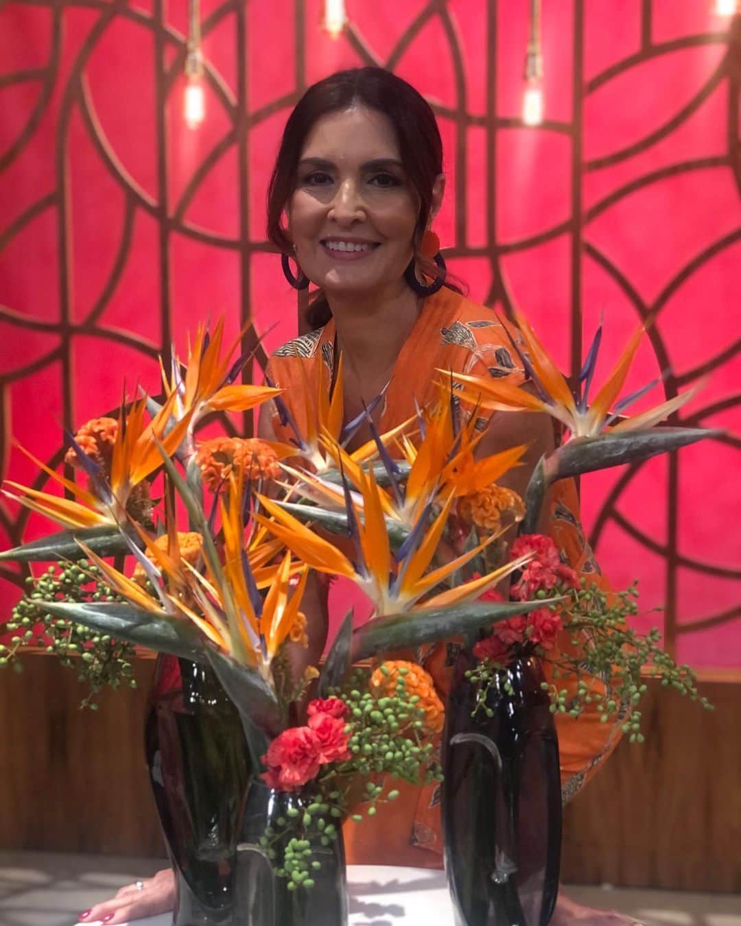 ファチマ・ベルナルデスのインスタグラム：「Hj eu e as flores em total sintonia no #encontrocomfatima.」