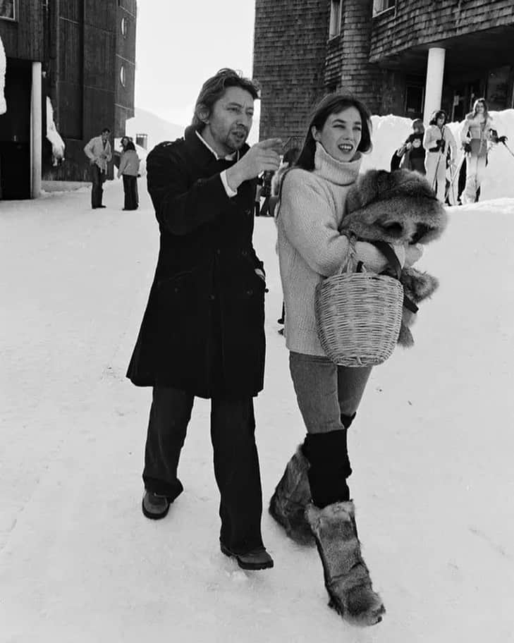 Vogue Parisさんのインスタグラム写真 - (Vogue ParisInstagram)「With Paris covered in a blanket of white this morning, we’re inspired by this vintage 1976 shot of Jane Birkin and Serge Gainsbourg in Avoriaz, complete with basket, even in the snow.」2月11日 0時30分 - voguefrance