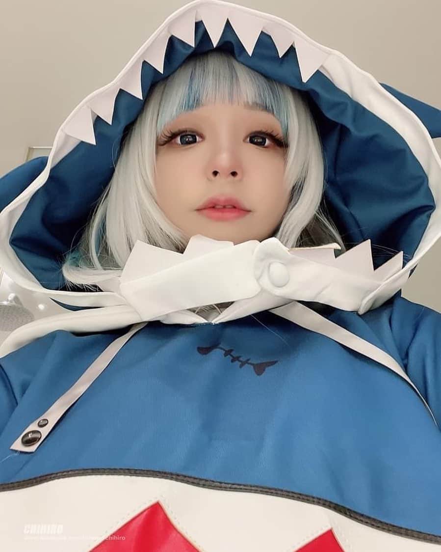 千尋のインスタグラム：「鯊～～～  本來今天要回家的結果醒來就⋯  #GawrGura #gawrguracosplay #cosplaygirl」