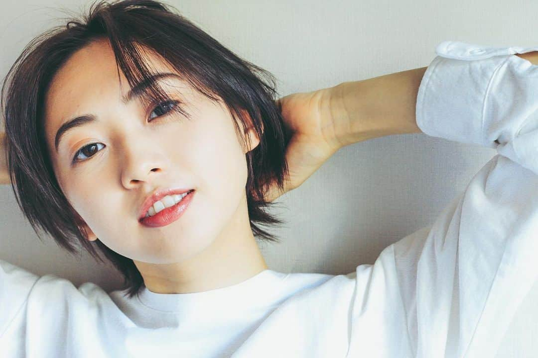 木﨑ゆりあさんのインスタグラム写真 - (木﨑ゆりあInstagram)「25歳になりました、 キリがいいね半分って感じ。  20歳超えてからは誕生日の実感がなかったけど 数字が増えれば増えるほど怖いことも増えていって いつのまにか自分がどんな人間なのか分からなくなって 頭の中はごちゃごちゃ、心と身体は窮屈で苦しかったりして  でも最近は心に余白ができて 新しい自分を発見すると"私ってなかなか面白いな"と思えるようになりました。  昨日と変わらない今日かもしれないけど、 なんとなく今がリスタートな気がしています。  おめでとう私、自由に生きるぞ。  #マネさんカメラ」2月11日 0時36分 - yuria_kizaki211