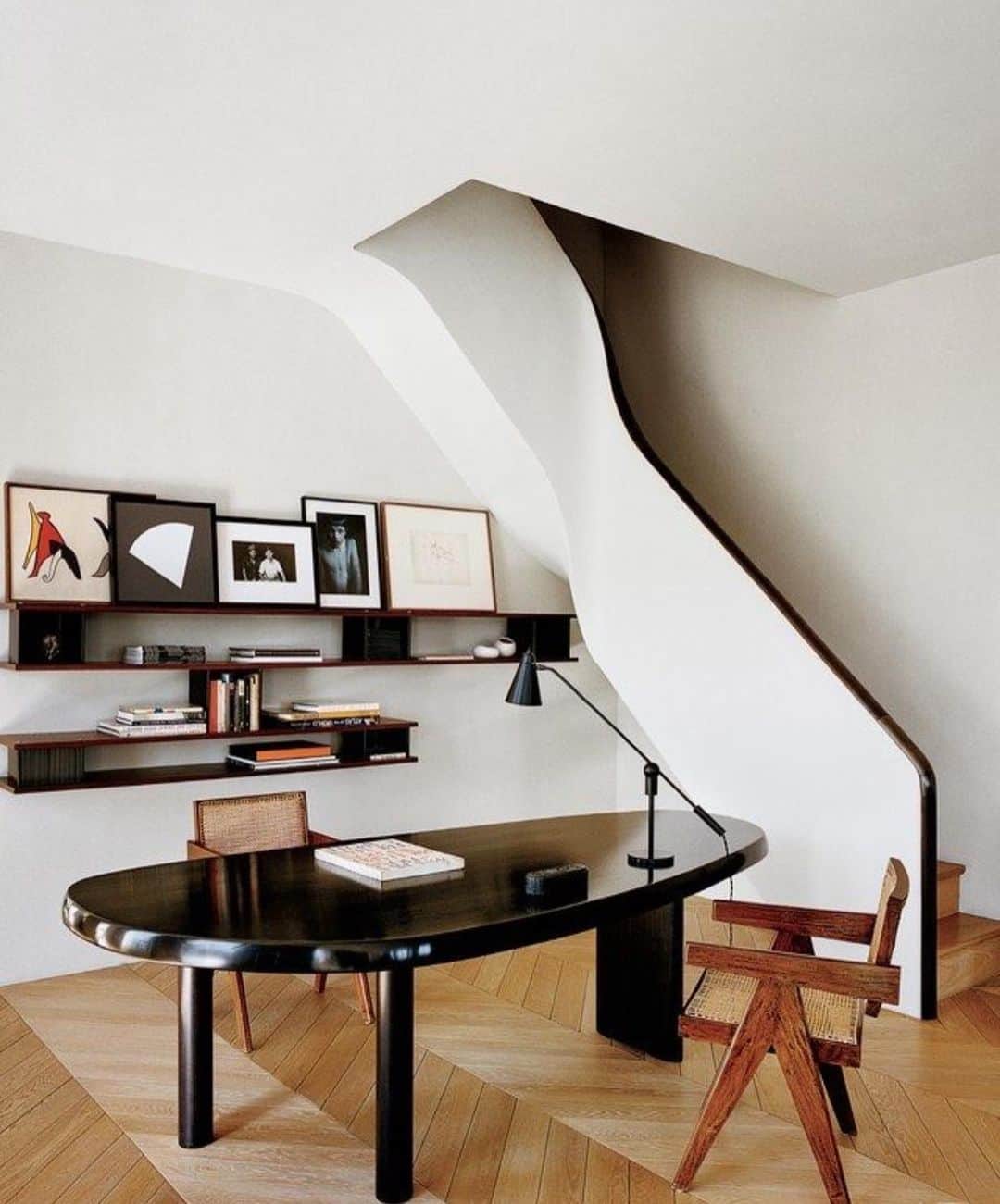 ペニーレ・タイスベックのインスタグラム：「A home office feels more relevant than ever before - it has honestly never been a room I have prioritized in my past homes.  Now with 3 kids, and what feels like a endless pandemic, the need to have a creative space at home is necessary.   I’ve collected some that have inspired me for our soon to be home and wanted to share with you all🤍  Found some pictures on pinterest - please tag if you know the original source 🤍」