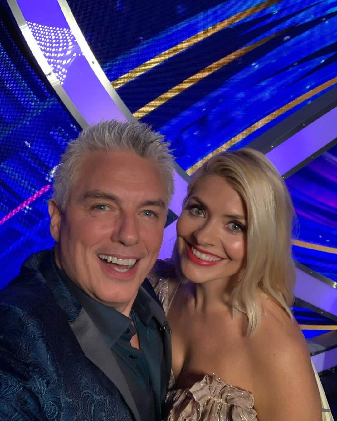 ジョン・バロウマンさんのインスタグラム写真 - (ジョン・バロウマンInstagram)「HAPPY 40th Birthday @hollywilloughby you #Fabulous slightly naughty woman!! @dancingonice @thismorning @itv @celebjuiceofficial  Jb」2月11日 0時43分 - johnscotbarrowman