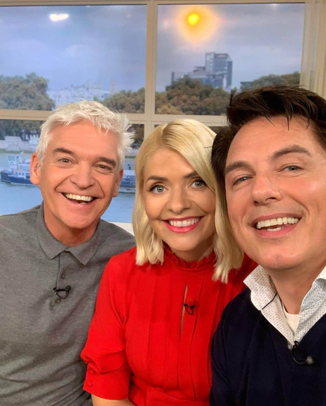 ジョン・バロウマンさんのインスタグラム写真 - (ジョン・バロウマンInstagram)「HAPPY 40th Birthday @hollywilloughby you #Fabulous slightly naughty woman!! @dancingonice @thismorning @itv @celebjuiceofficial  Jb」2月11日 0時43分 - johnscotbarrowman