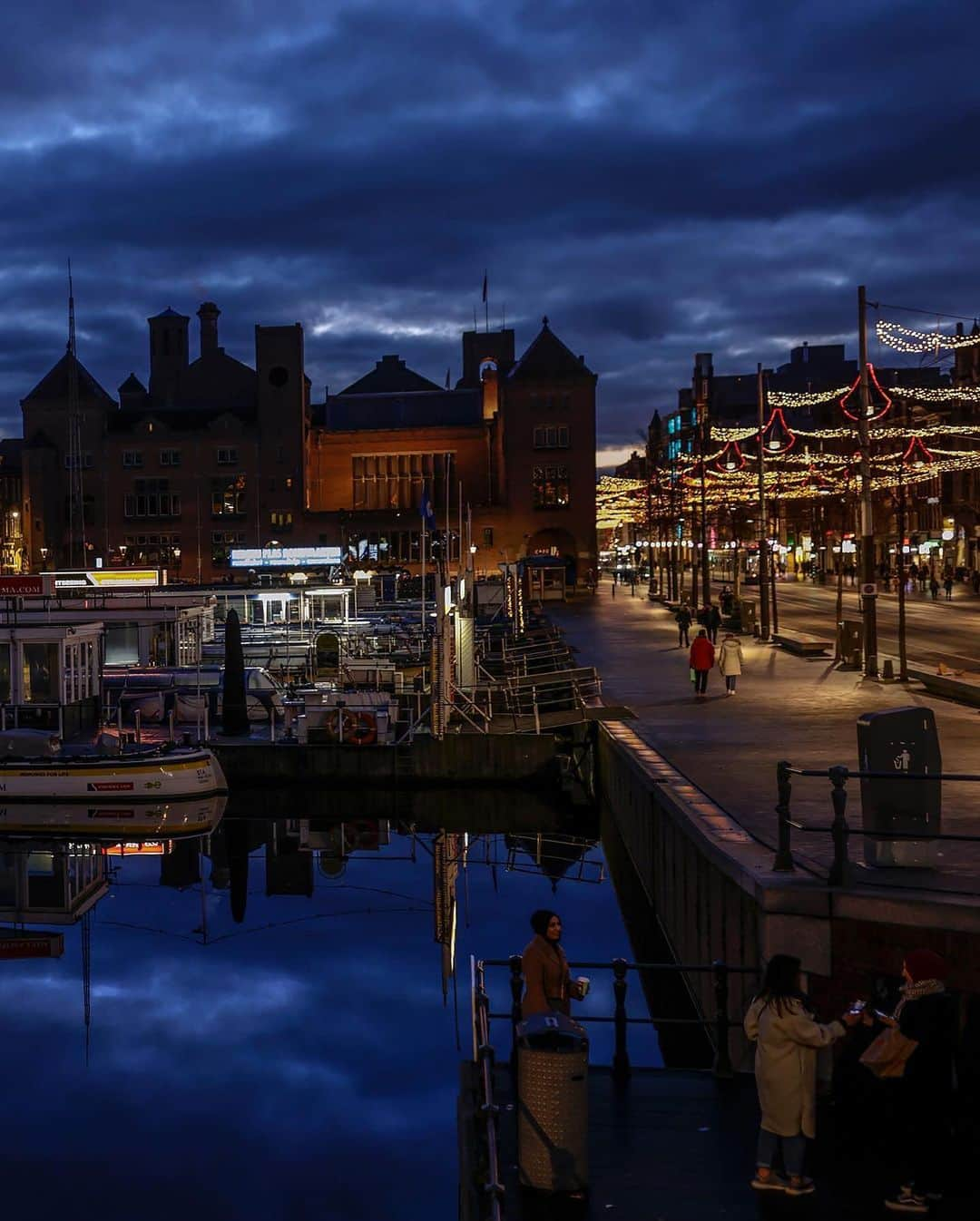 National Geographic Travelさんのインスタグラム写真 - (National Geographic TravelInstagram)「Photo by Muhammed Muheisen @mmuheisen / Homes are reflected on a canal during the first dusk of 2021 in Amsterdam, Netherlands. For more photos and videos from different parts of the world, follow me @mmuheisen and @mmuheisenpublic. #muhammedmuheisen #Amsterdam #Netherlands」2月11日 0時44分 - natgeotravel