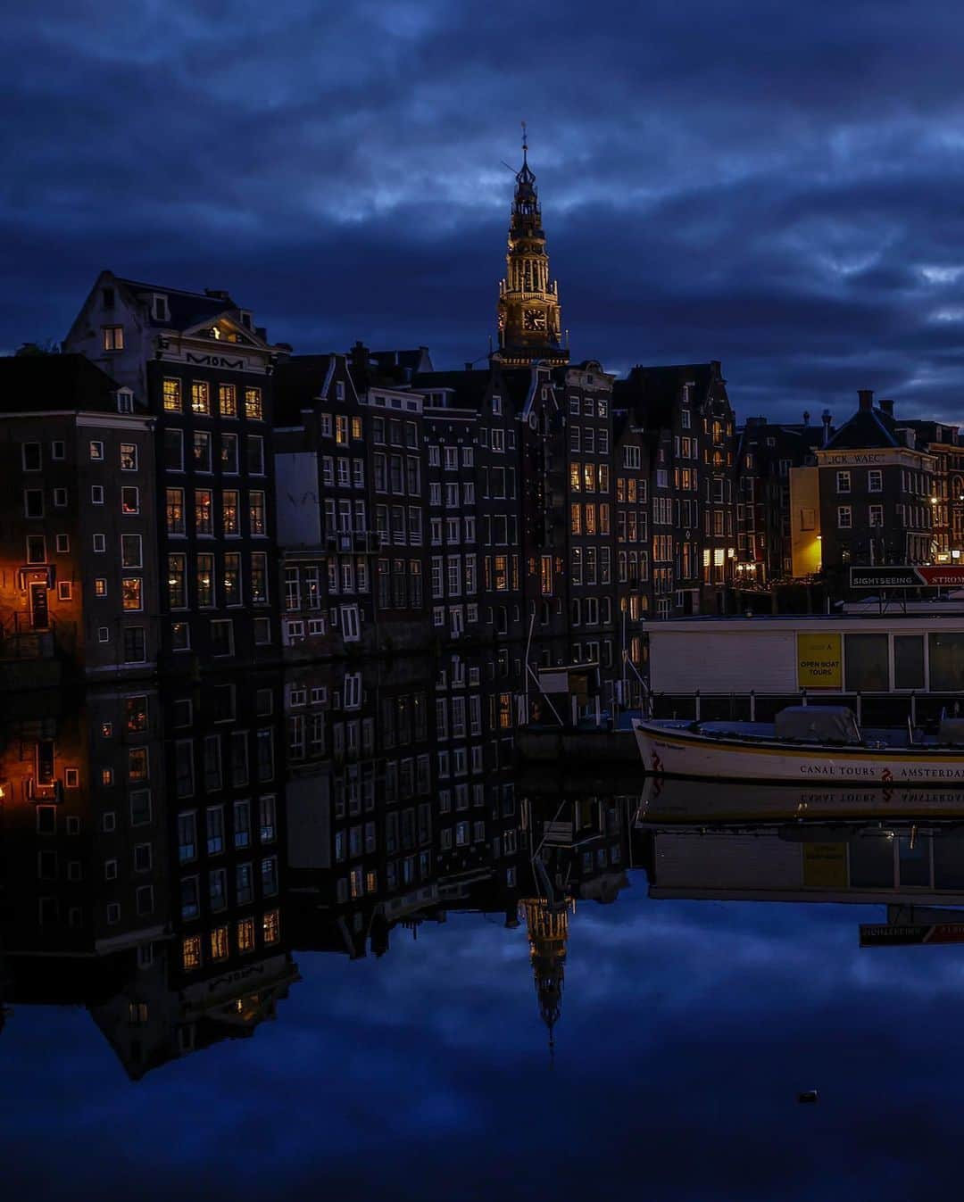 National Geographic Travelさんのインスタグラム写真 - (National Geographic TravelInstagram)「Photo by Muhammed Muheisen @mmuheisen / Homes are reflected on a canal during the first dusk of 2021 in Amsterdam, Netherlands. For more photos and videos from different parts of the world, follow me @mmuheisen and @mmuheisenpublic. #muhammedmuheisen #Amsterdam #Netherlands」2月11日 0時44分 - natgeotravel