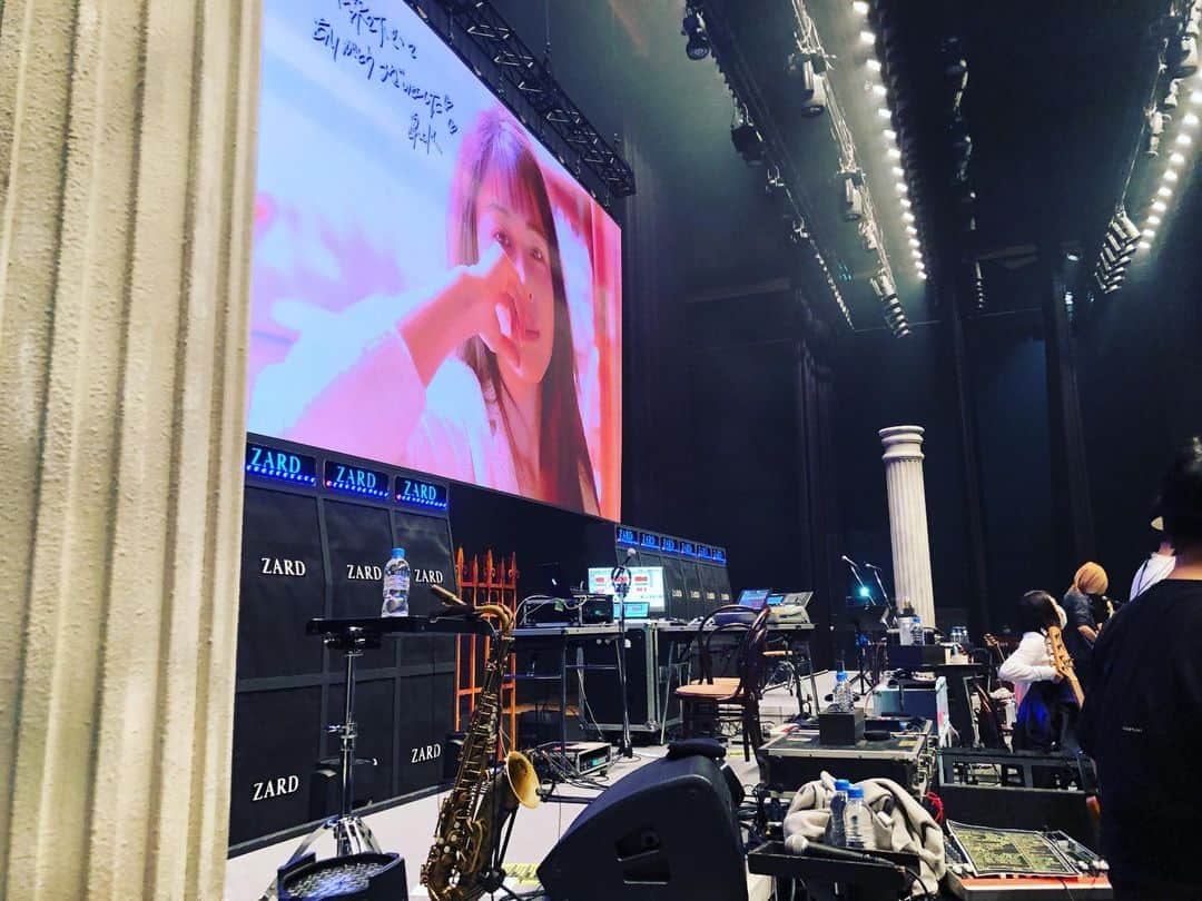 鈴木央紹のインスタグラム：「ZARD生配信ライブ、皆様ありがとうございました！ ZARDとしては17年ぶりの国際フォーラム、感慨深くもあり、何より楽しかった！ アーカイブ見るのが楽しみです！ いつもライブ後はみんなで打ち上げして朝まで飲んでたのになあ。今回は我慢。 デビュー30周年おめでとうございます！  #zard30thanniversary」