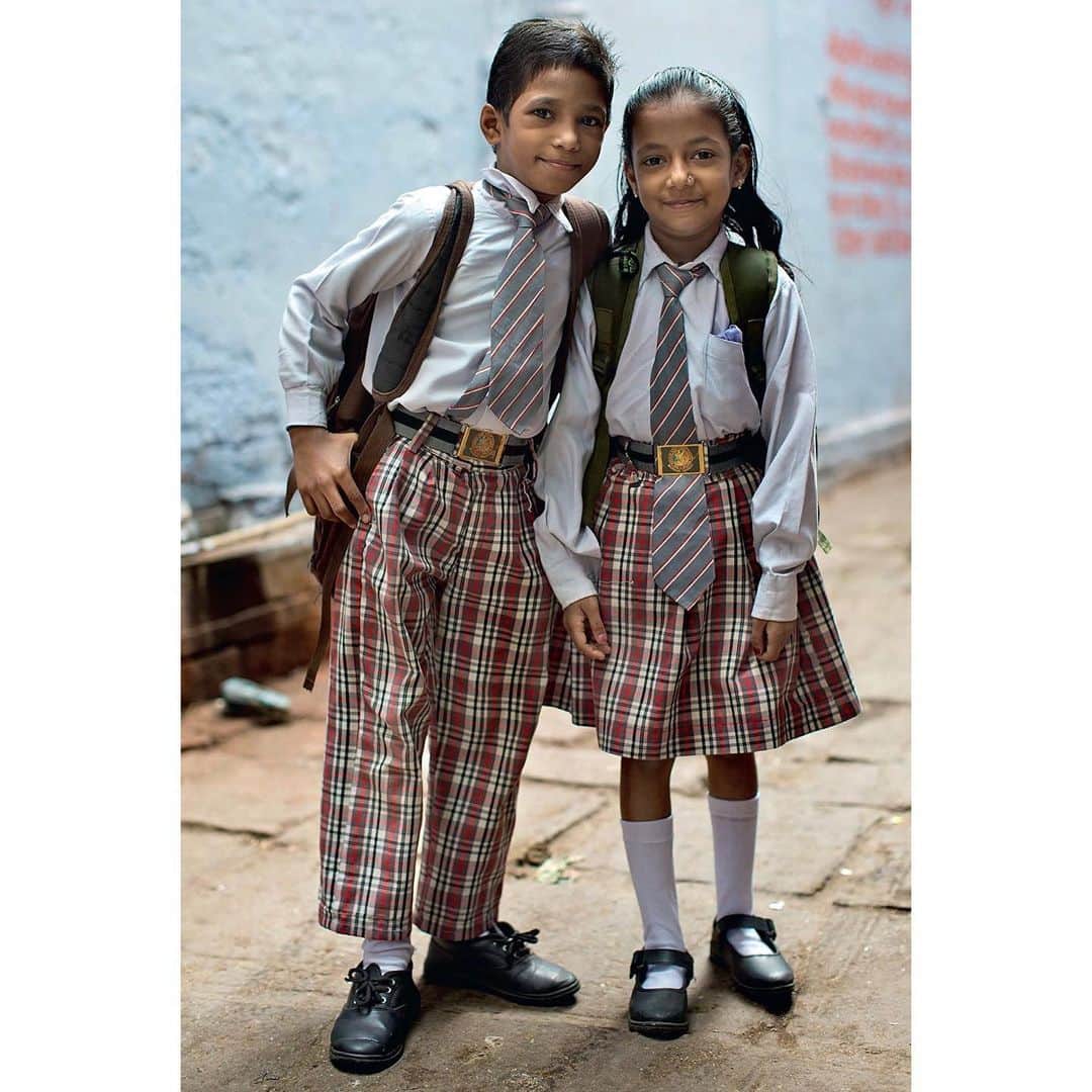アダムのインスタグラム：「Two school children in Varanasi, India. Scott Schuman, 2015.」