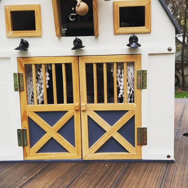 Grace Bonneyのインスタグラム：「Day 2: It’s Dr. Kwandaa Roberts from @tinyhousecalls back for the second day of my Design Sponge takeover. I hope you guys are having as much fun as I am.   One of the most common complaints I hear about dollhousing is that it can be an expensive hobby. But it doesn’t HAVE to be. If you are willing to make some (or all) of the items yourself, you can furnish a house pretty cheaply, and your imagination will be your only limit. I got this little barn from a neighbor for free. My goal was to spend as little as possible making it over. The kitchen cabinets were made from one piece of foam board, covered with construction paper and sealed with Modge Podge, all from the dollar store. The chandelier is a revamped candle stick holder. I made the bed from popsicle sticks, and free fabric samples. The chairs were my only splurge and I’ve used them in several houses.   I’ll be sharing tips on what you need to get started with dollhousing and how to make some of my favorite minis today in the stories. Come and join me!」