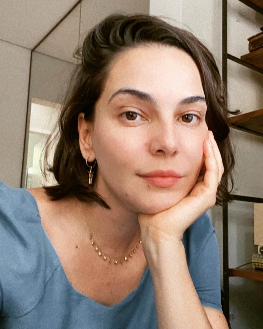 Tainá Müllerのインスタグラム：「Eu era uma mãe de filho único convicta, até ver o Tintin muito só no isolamento. Isso mudou minha perspectiva e passei a repensar. Até dividi com vocês aqui dúvidas sobre gravidez tardia e vcs me mandaram relatos bastante importantes.  Depois de um longo processo de indecisões, inseguranças provocadas pelo adiamento de projetos nesse momento, resolvi congelar meus óvulos. Confesso que tava com bastante medo do procedimento todo, que aliás é recomendável fazer até os 35 anos. Quando cheguei no Dr. Eduardo Motta (@clinicahuntington) ele me disse que, apesar de ter passado do prazo recomendável, na experiência dele o fato de eu já ter um filho era um bom indício de que congelar aos 38 não seria um problema. Foram dias de injeções na barriga, até o grande dia da retirada. Foi tudo beeem mais tranquilo do que eu imaginava e ganhar mais tempo com esse “backup” me devolveu a paz de espírito em relação a essa decisão tão delicada. Tenho consciência de que congelar óvulos não é garantia de gravidez futura. Mas caso eu decida por isso aos 42, por exemplo (e não rolar naturalmente) terei a mesma chance que agora com 38 numa FIV.  Li por aí que não sou a única, muitas mulheres estão recorrendo a medicina reprodutiva nesse momento pandêmico pra adiar o sonho de ser mãe. Vou abrir uma caixinha de perguntas nos stories pra quem quiser ouvir mais sobre essa minha experiência.  Pensar em gravidez em um mundo tão instável está sendo trabalhar a esperança dentro de mim. Vai que o mundo melhora, né? 💆🏻♀️🌎」