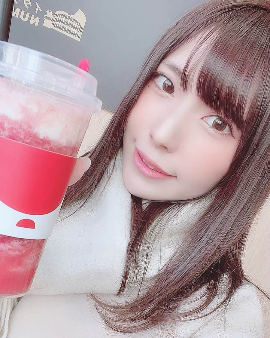 美和花樺のインスタグラム：「. . いちご🍓の季節💓 . . #タピオカ #タピオカ部 #いちごスムージー  #いちごチーズクリーム  #新大久保カフェ #新大久保」