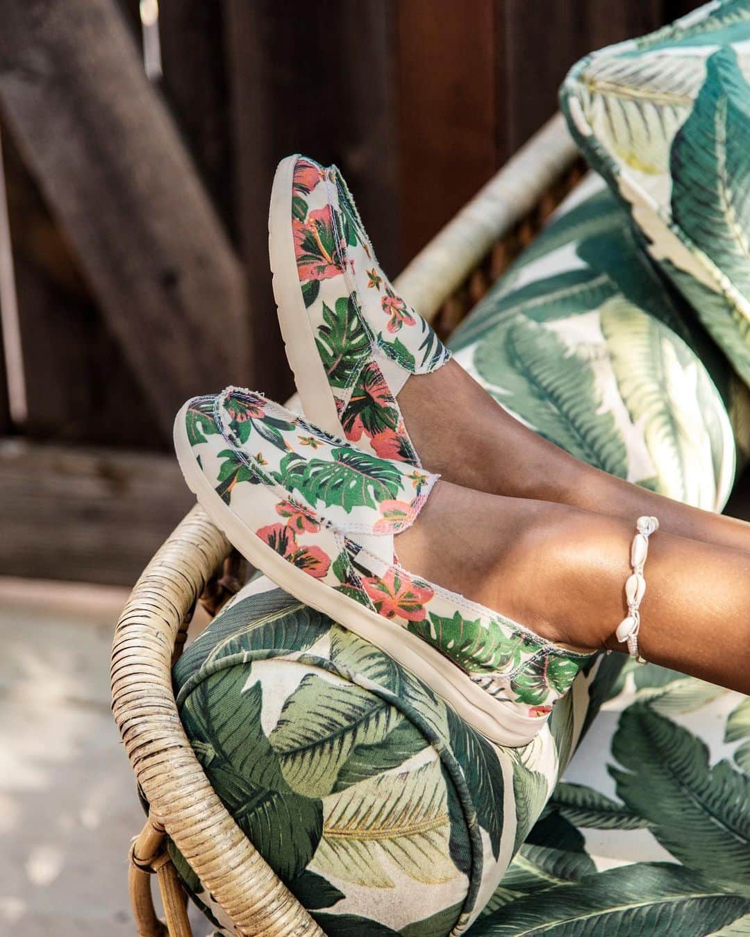 サヌークのインスタグラム：「Put some spring your step! Donna Lite Floral is so lightweight and cushy that it may lead to euphoric feet feels.」