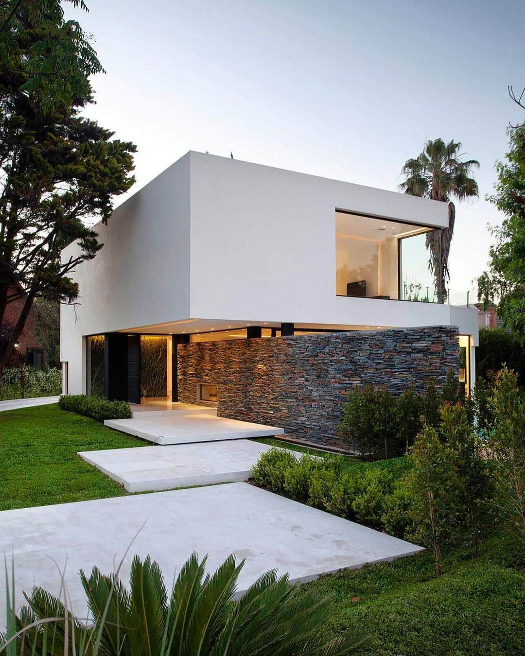 Architecture - Housesのインスタグラム：「. 𝗖𝗮𝗿𝗿𝗮𝗿𝗮 𝗛𝗼𝘂𝘀𝗲 By Remy Architects ⬇️ ⁣ White, glass and open spaces are the three pillars of this residential house in Buenos Aires ✨⁣ ⁣ The aim was to create a functional and comfortable home that makes the most of the light and connects all the spaces of the house with the exterior, which is completed with an impressive swimming pool. Leave your thoughts below 👇👇⁣⁣ _____⁣⁣⁣⁣⁣⁣⁣⁣⁣⁣⁣ 📐@remyarchitects⁣ 📸  Alejandro Peral⁣ 📍 Buenos Aires, Argentina⁣ #archidesignhome⁣⁣⁣⁣⁣⁣⁣ _____⁣⁣⁣⁣⁣⁣⁣⁣⁣⁣⁣ #design #architecture #architect #arquitectura #luxury #architettura #archilovers ‎#architecturephotography #amazingarchitecture⁣ #lookingup_architecture #artdepartment #architecturallighting #house #archimodel #architecture_addicted #architecturedaily #arqlovers #BuenosAires #argentina」