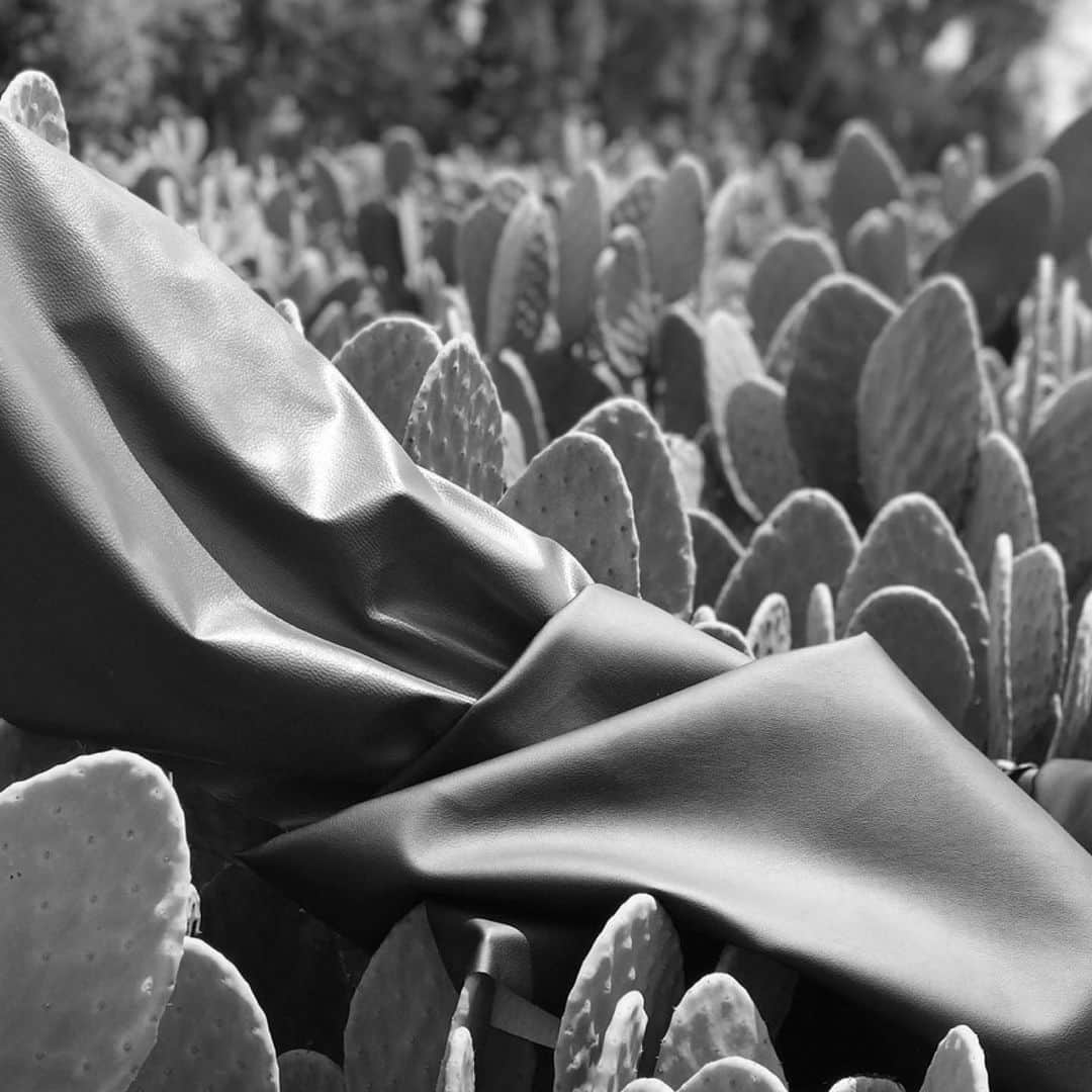 AIAIAIのインスタグラム：「Research and Development.  We are always testing and researching new ways to make our product more responsible. Lately we have been testing cactus leather, a bio-degradable and renewable source of material for ear-cushions. However, functionality is always our highest priority, and cactus leather is not quite there yet when it comes to comfort and durability - but that does not stop us   We would like to hear your ideas on sustainability - what do you think we should test next?   Let us know in the comments!  #ResponsibleDesign #Sustainability #CactusLeather」