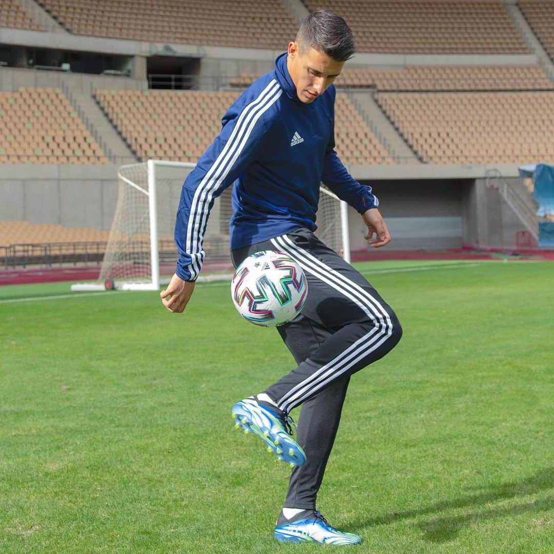クリスティアン・テージョのインスタグラム：「Que os parecen mis nuevas Adidas?😃💪🚀 @adidasfootball #superlative」