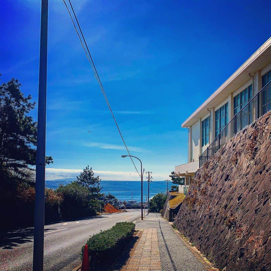 阿部裕幸さんのインスタグラム写真 - (阿部裕幸Instagram)「This is my favorite view from near my house☝🏻 #shichirigahama #七里ヶ浜 #oceanview  #海見え #海のある生活」2月11日 0時54分 - abeani111