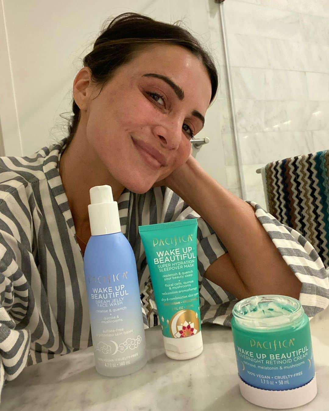 アンディ・ドーフマンさんのインスタグラム写真 - (アンディ・ドーフマンInstagram)「On Wednesdays we wakeup with no makeup. Rarely feel confident going make-up free but let's do it. Been using the entire @pacificabeauty wake up beautiful collection every night and lovvving it! What's your nightly routine? Share below ⤵️ #PacificaBeauty #WakeUpBeautiful #pacificapartner  #cleanbeauty #veganskincare」2月11日 0時55分 - andidorfman