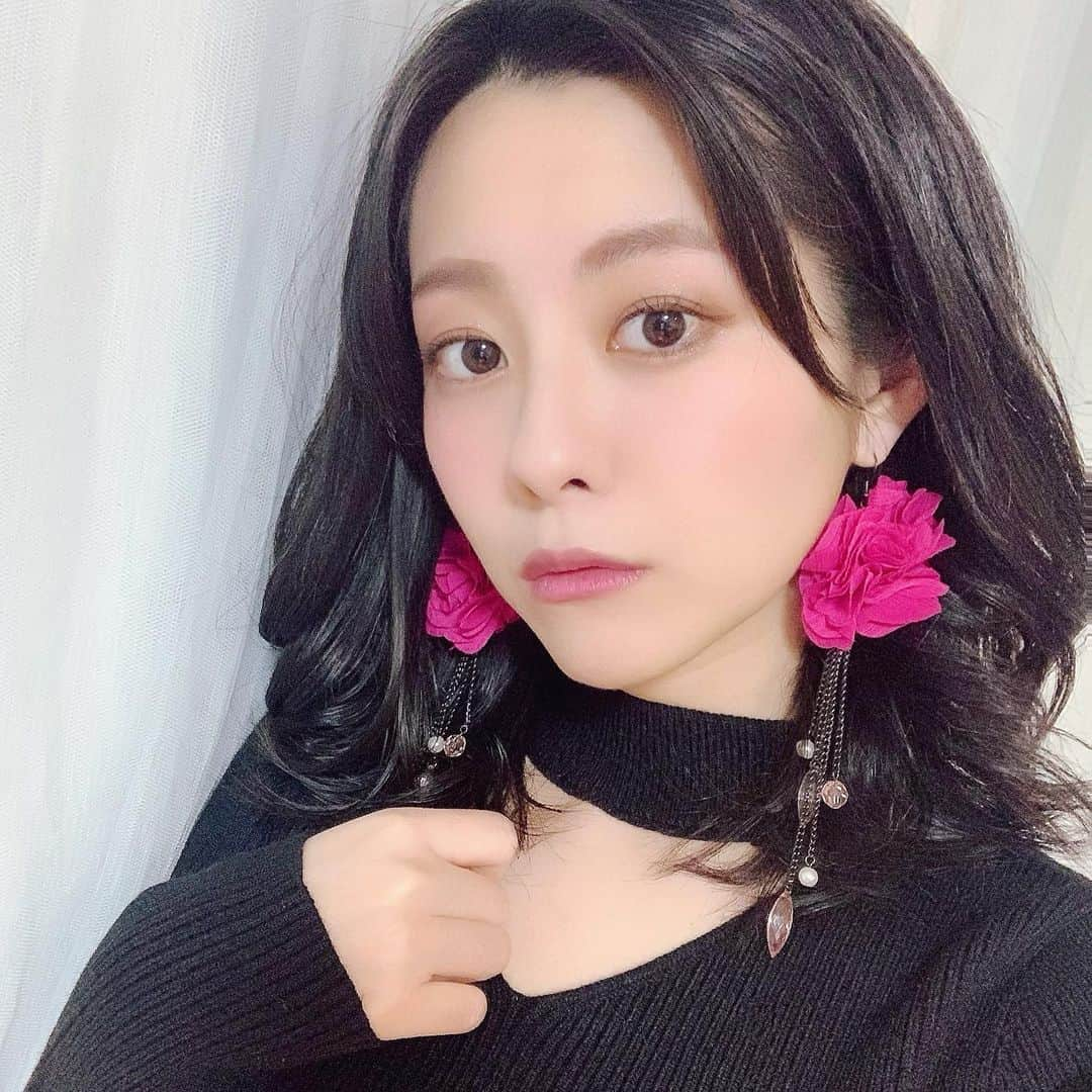 池田愛のインスタグラム：「本日のブラックケロアイ🐸🖤  2月11日18時より舞台『全員ピンクレンジャー！？』のチケット発売です💖 現役ピンクレンジャー役として出演いたします🤗✨ 詳細は「フリーエス」さんのTwitter、私のTwitterからもチェックしていただけます🙏 こりっちのチケット池田愛 個人予約専用ページのURLからご予約いただけると嬉しいです🥰🥰  明日から朝配信もしたいと思いますので皆様おやすみなさいませ☀️💤  ケロアイに似合う色を探せ！選手権🐸💙💚💛🧡❤️💜🤍🖤 ・ ・ ・ ・ #17live #イチナナ #イチナナライブ #イチナナライバー #女優 #ケロアイ #池田愛 #ブラックコーデ #ピアス女子 #懐メロ #歌配信 #次世代型女優 #前髪なし #ミディアムヘア #ミディアムヘアアレンジ #大人コーデ」