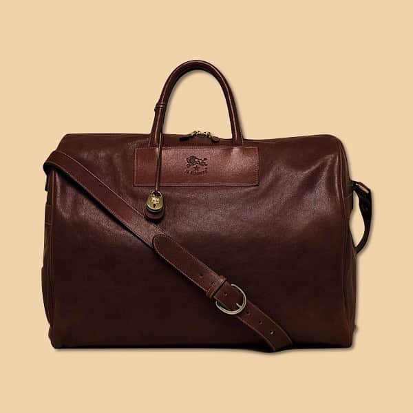 イルビゾンテのインスタグラム：「Planning a weekend out of town? Our cowhide leather travel bags are the best solution to face it with unmistakable elegance! #ilbisonte #sustainability #madeinitaly #leathertravelbag」