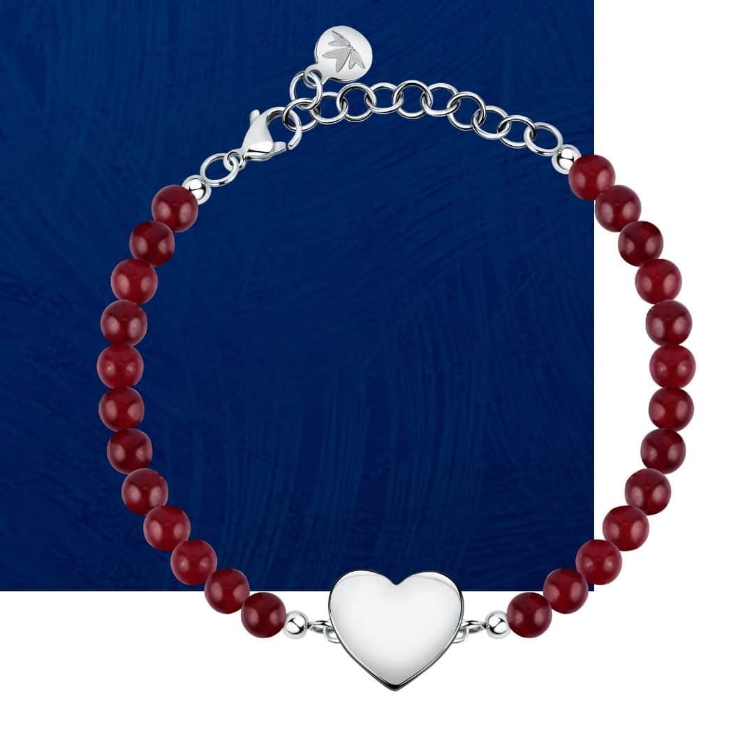 ピアネゴンダのインスタグラム：「A last minute idea for a great Valentine's Day gift?  Red natural stones and a shiny heart:  the perfect present from our #Valentina collection!. . . #GIOIELLIDAVIVERE 💫」