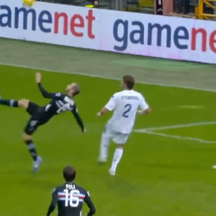 UCサンプドリアのインスタグラム：「📽 Ｗｈａｔ ａ ｇｏａｌ！🤩🤩🤩  Tanti auguri a Enzo #Maresca per i suoi 41 anni.   Non smetteremmo mai di ammirare la sua rovesciata sotto la Sud in #SampAtalanta 2012/13...」