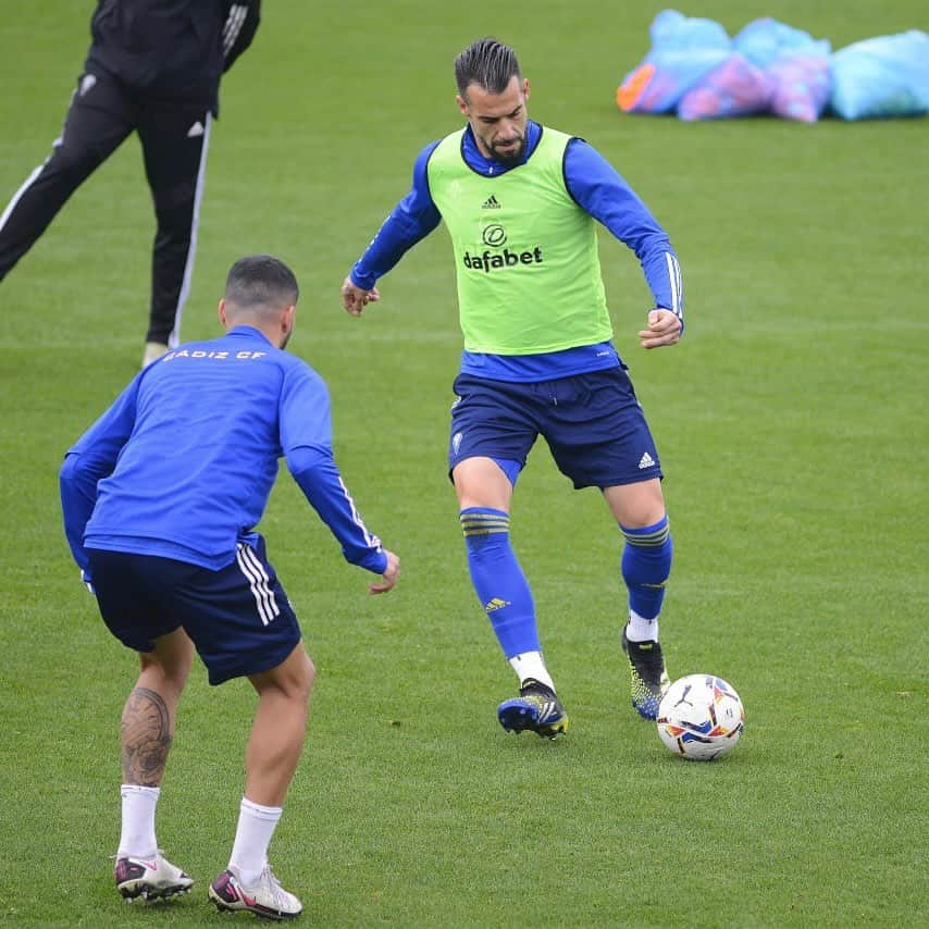 アルバロ・ネグレドのインスタグラム：「Enfocados en el próximo objetivo ⚽️👊  #LLNSN #AN1+8 #CadizCF #Cadiz @cadizclubdefutbol 💛💙💪🏼」