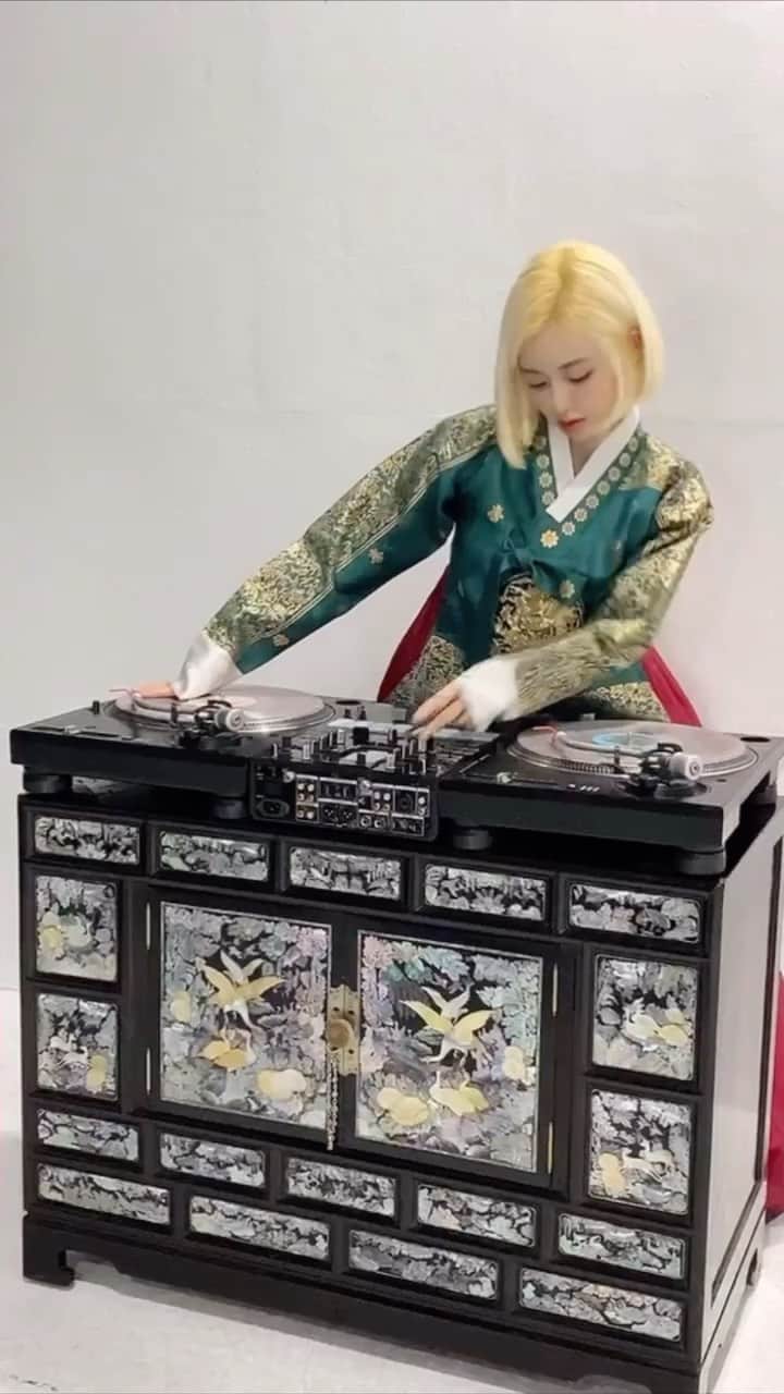 Dj Sodaのインスタグラム：「다들 명절음식 많이 드시고 적게 찌세요~🥰❤️ #청담만옥 전 너무 맛있어!!!!!😋😋 I had holiday food because it’s holiday season in Korea! Chef from Cheongdam Manok, the most famous Korean restaurant in Korea cooked this amazing food!😋❤️」