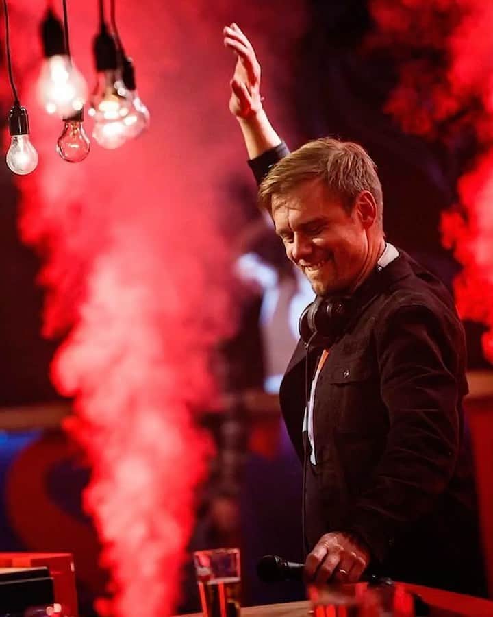 Armin Van Buurenのインスタグラム：「Enjoy some footage of my performance at the @vriendenvanamstel livestream event!  P.S. You can find most of these tracks in my 'Presents' playlist, check it out via the #linkinbio #VVALS」