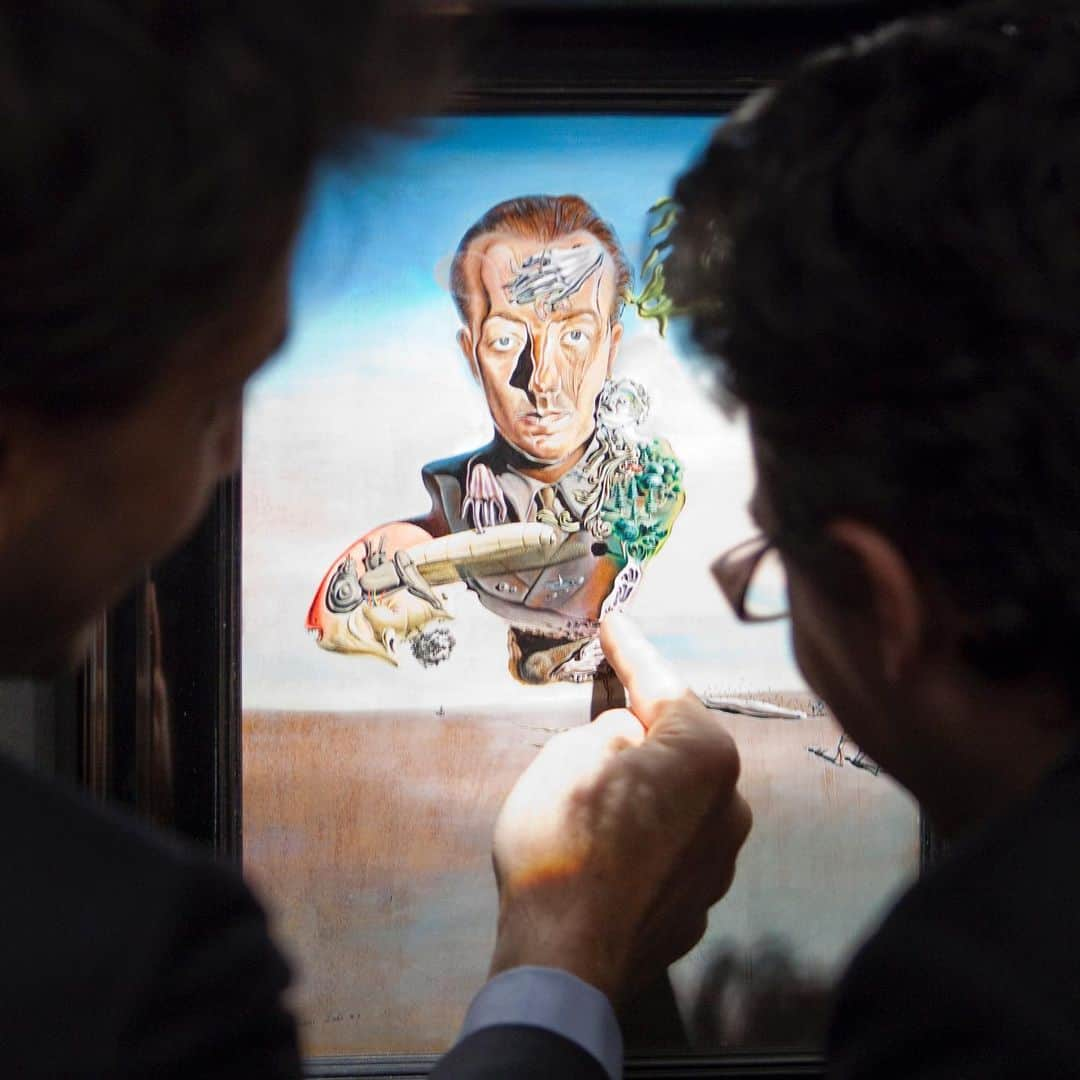 サザビーズさんのインスタグラム写真 - (サザビーズInstagram)「#OnThisDay ten years ago, an unforgettable ‘white glove’ auction made history at Sotheby’s London! Titled ‘Looking Closely’, the magnificent array of artworks came from the collection of one single owner, with every work finding a buyer. Scroll 👉 to see some of the stars of the show! 🌟   The collection included masterpieces by Francis Bacon, Lucian Freud, Marc Chagall, Amedeo Modigliani and Salvador Dalí, whose 'Portrait de Paul Eluard' set a record for the artist at £13.5 million, which has not been broken since. 25 works sold for over £1 million.  This sale has gone down in the #SothebysHallofFame! From Jackie Kennedy Onassis to Debo, Duchess of Devonshire, click the link in bio to find out more about celebrated single owner collections sold at Sotheby’s.  #OTD #SothebysCollections #FrancisBacon #SalvadorDali #LucianFreud #MarcChagall #amedeomodigliani」2月11日 1時13分 - sothebys