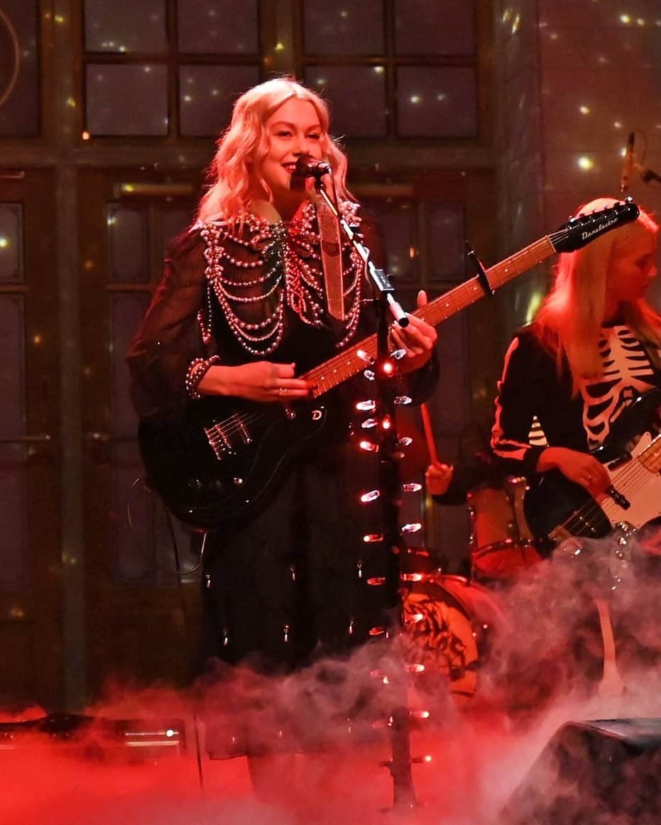 のインスタグラム：「@phoebebridgers wore a custom #Gucci pleated silk crépone dress with pearl waistcoat while performing ‘I Know The End’ as the musical guest on Saturday Night Live @nbcsnl. @alessandro_michele  #AlessandroMichele #PhoebeBridgers」