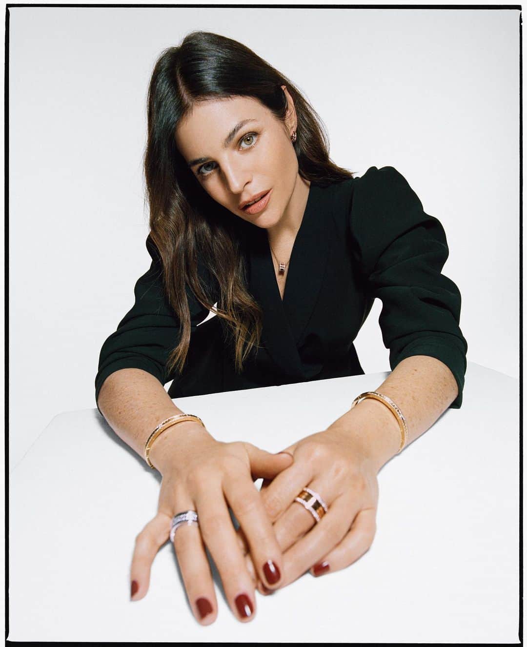 のインスタグラム：「Solid as a Rock! Celebrating timeless love this Valentine’s Day with #Bzero1Rock @bulgari #Bvlgari #Bzero1 #BvlgariJewelry ❤️」
