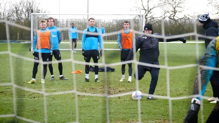 ウェイン・ルーニーのインスタグラム：「One-two @no1shaygiven 😆🐏🎯 #DCFC」