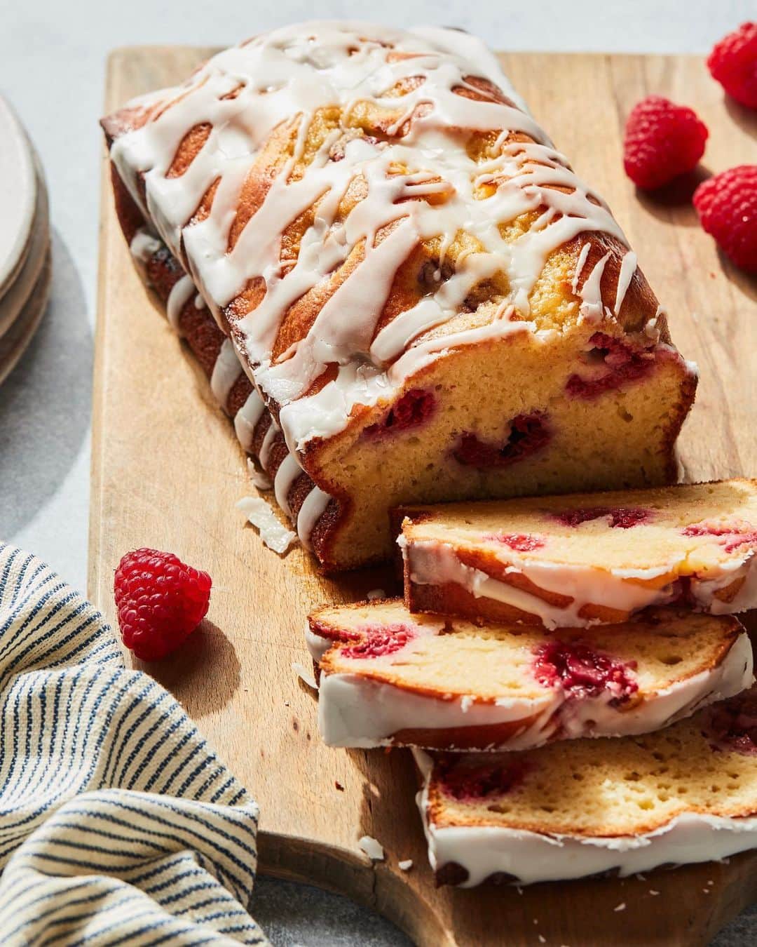 Gaby Dalkinのインスタグラム：「Fully obsessed with this Lemon Raspberry Yogurt Cake. It’s been my breakfast of choice the last few weeks and there’s no stopping me! Plus it’s made with @stonyfield yogurt so while it might have the word cake in it… it totally qualifies as a breakfast. Grab the recipe and the ins and outs of baking with yogurt on the blog!! https://whatsgabycooking.com/lemon-raspberry-yogurt-cake/ ❤️」