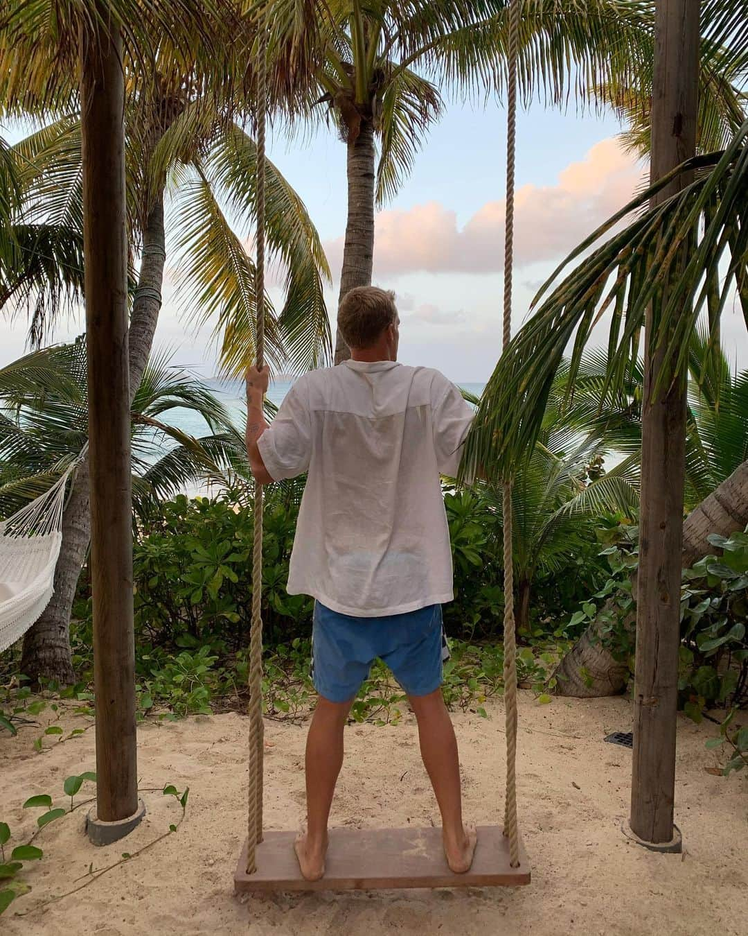 コーディー・シンプソンさんのインスタグラム写真 - (コーディー・シンプソンInstagram)「Tropical splendour in the French Caribbean. Train hard, relax hard!」2月11日 1時22分 - codysimpson