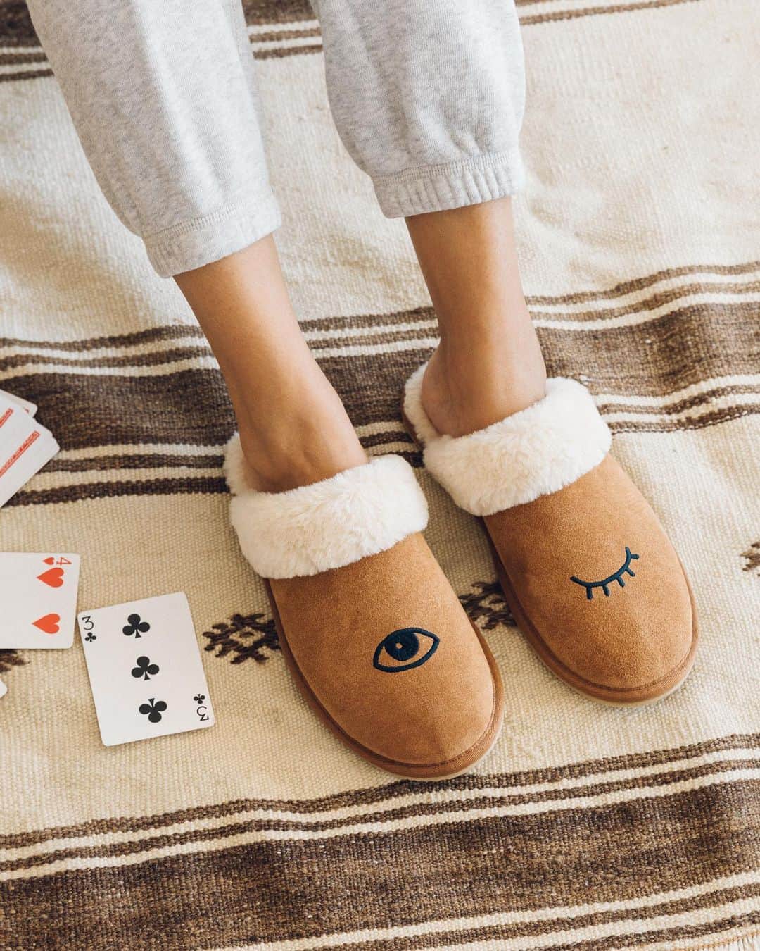 ソルドスのインスタグラム：「😉😉😉😉⁣ ⁣ our coziest style that sold out the first time, preorder our wink cozy slipper, link in bio! ✨」