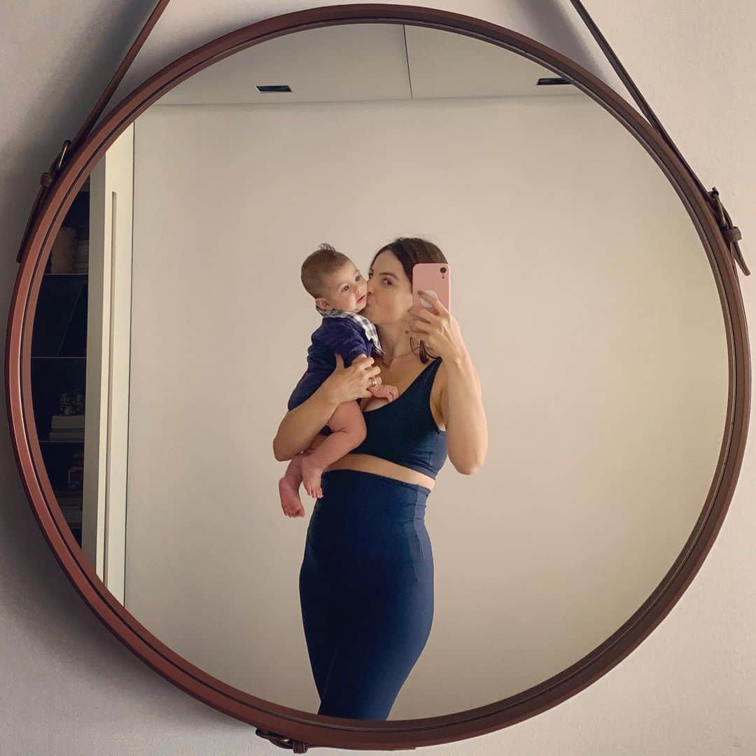 ステファニー・ブリットのインスタグラム：「Um pedacinho de Deus no meu colo! 💙  . De azul igual a mamãe pra dar um apoio moral na hora do treino! 💪🏼」